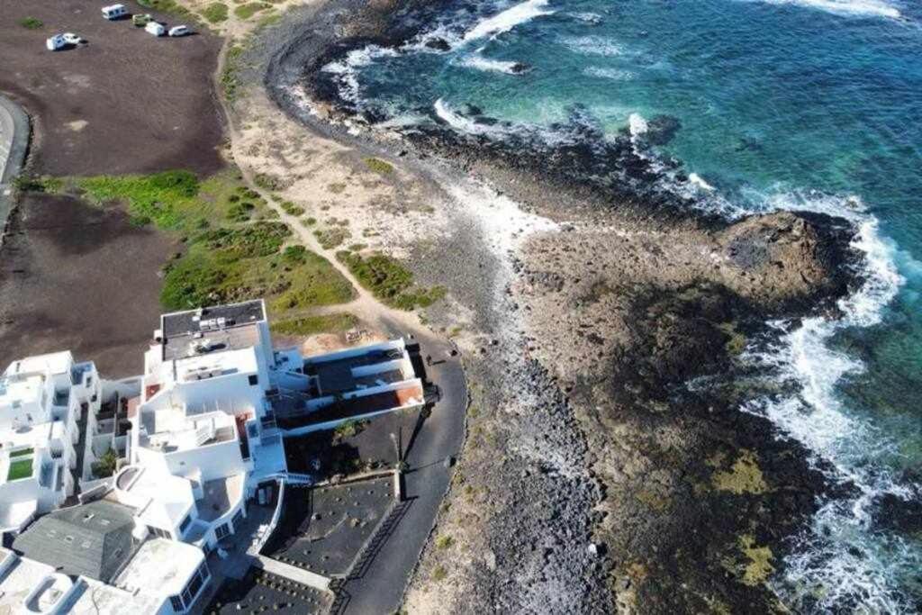 Blue Breeze House With Pool Facing Sea Vakantiehuis