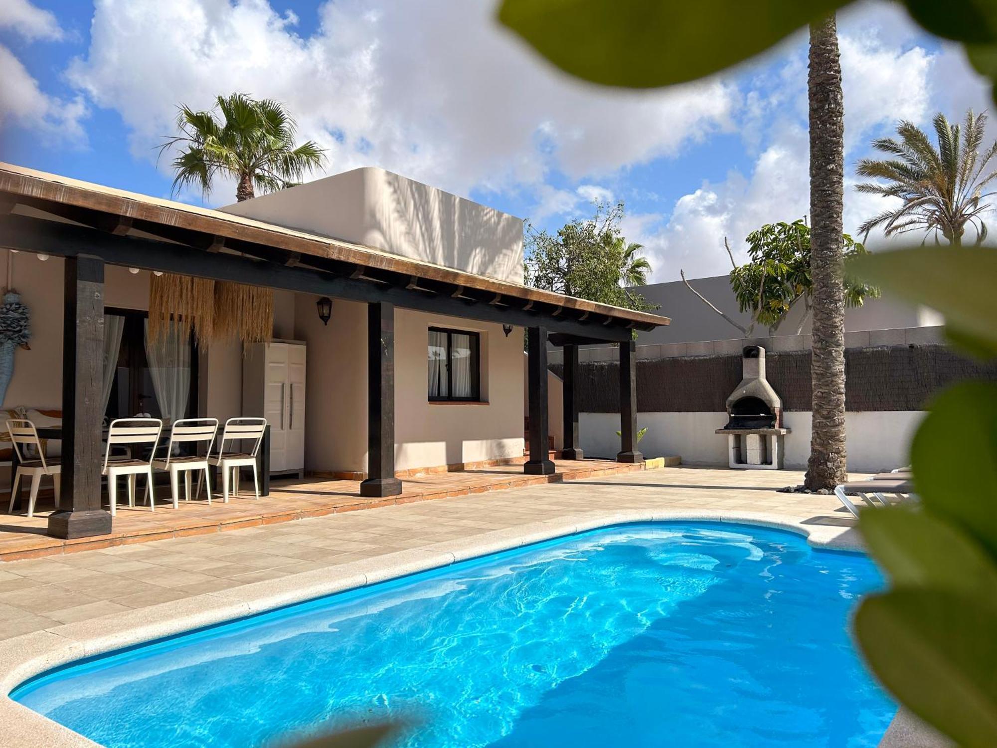 House Boho Palm With Private Heated Pool And Garden, 3 Bedrooms, Wi-fi * Corralejo