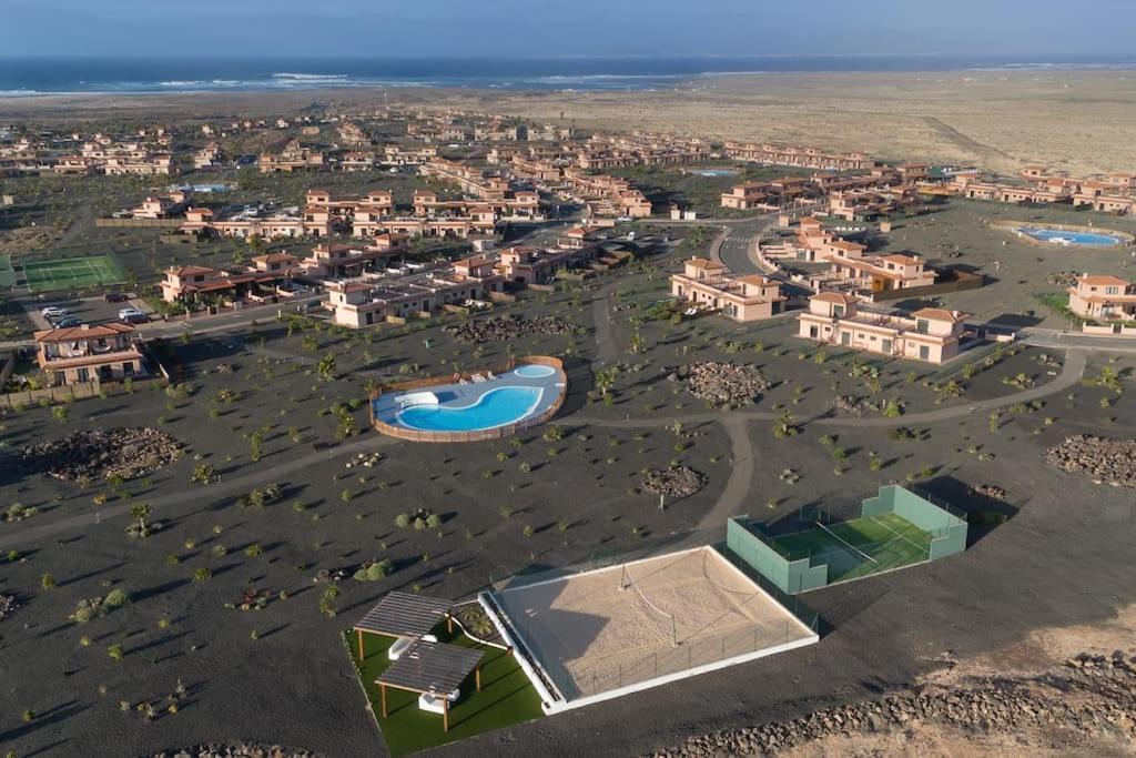 La Caleta Con Piscina Terraza Jardines Privados Terraza Y Wifi Holiday home Corralejo