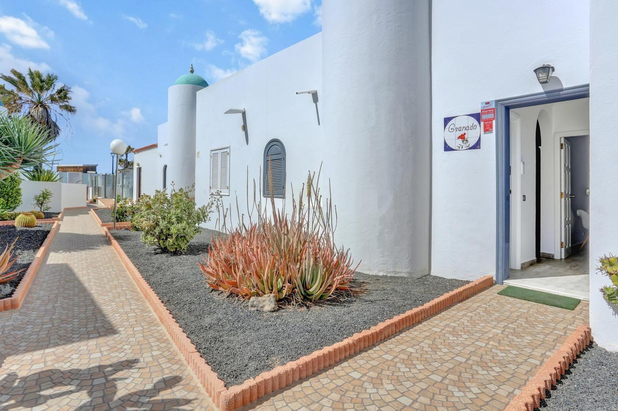 Granados 27 Beachfront Villa *