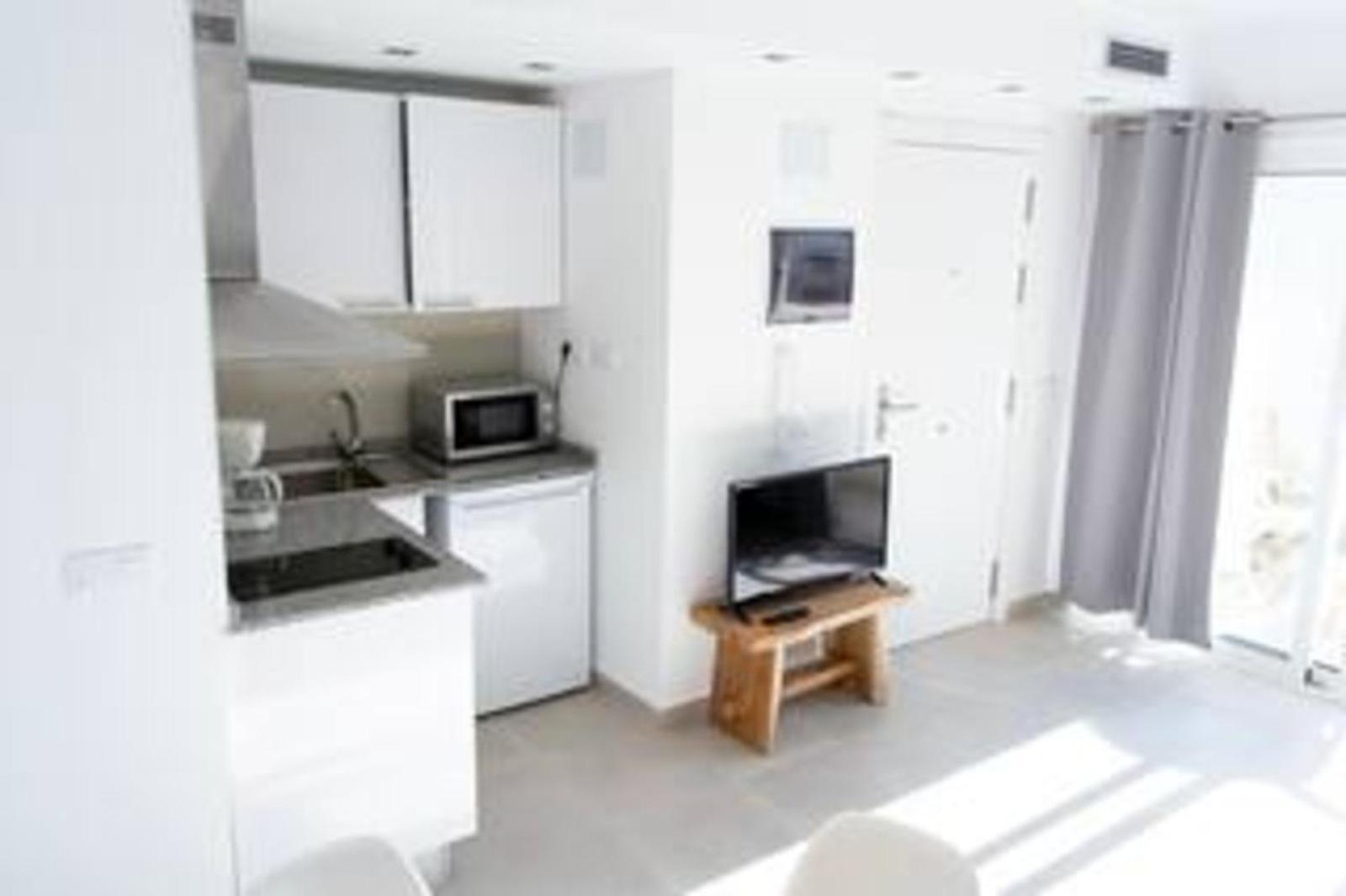 B-rent Sun Cerezo Pool Apartment *