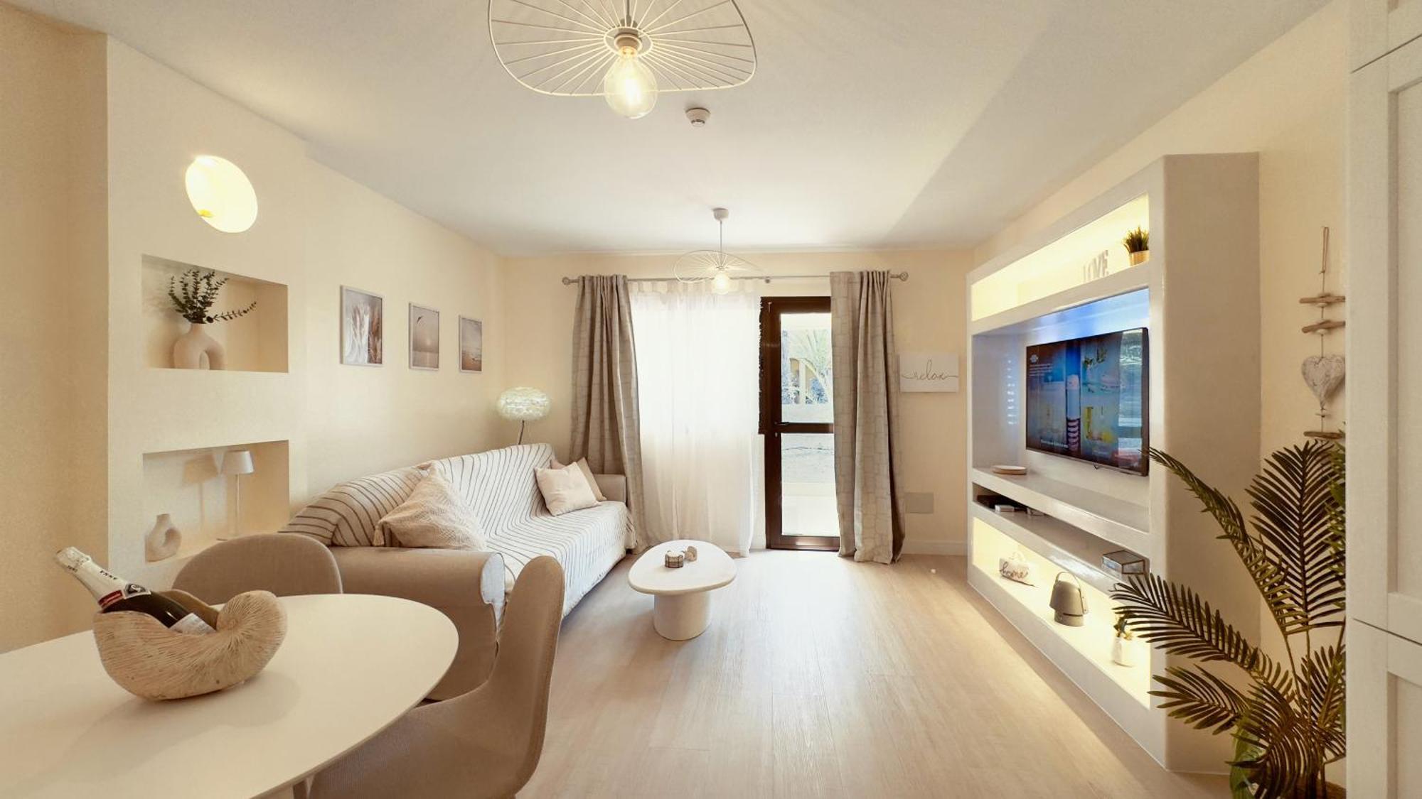 Golden Dream, Swimming Pool And Parking Holiday home *