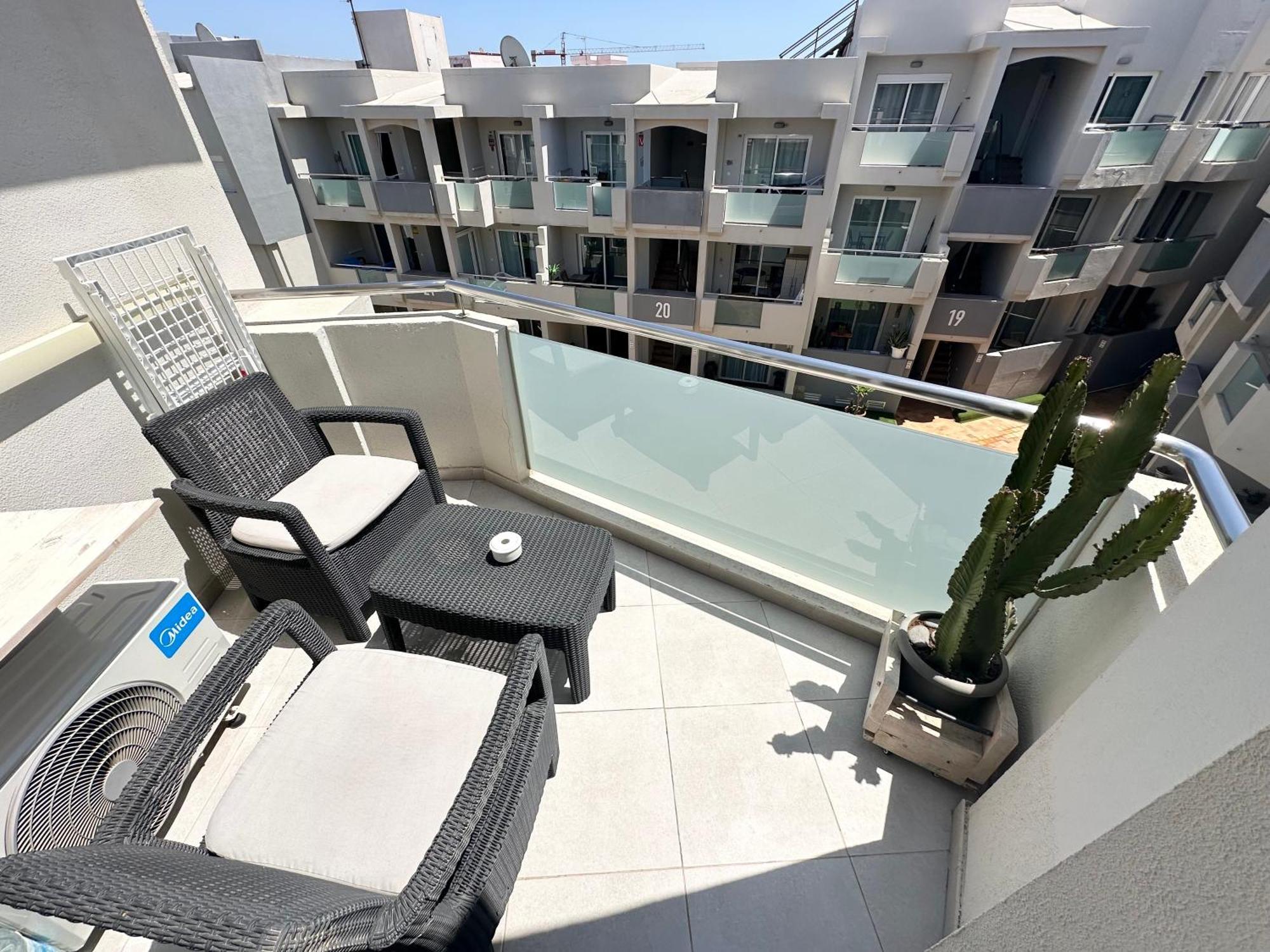 Surfer's View Pool Ac Wifi Deskterrace And Parking Apartment