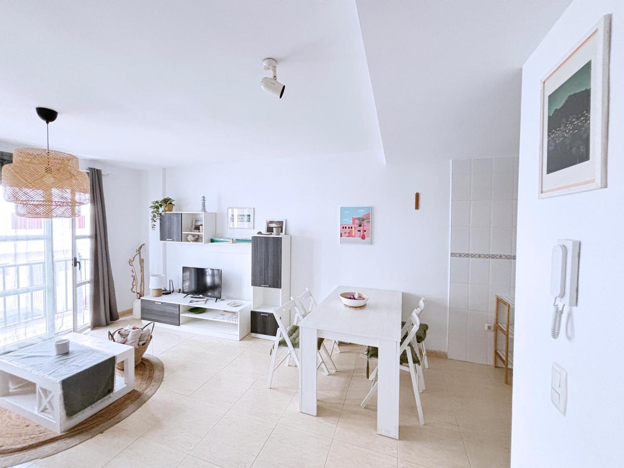 Luna De Lobos: Bright And Cozy In Bristol Apartment