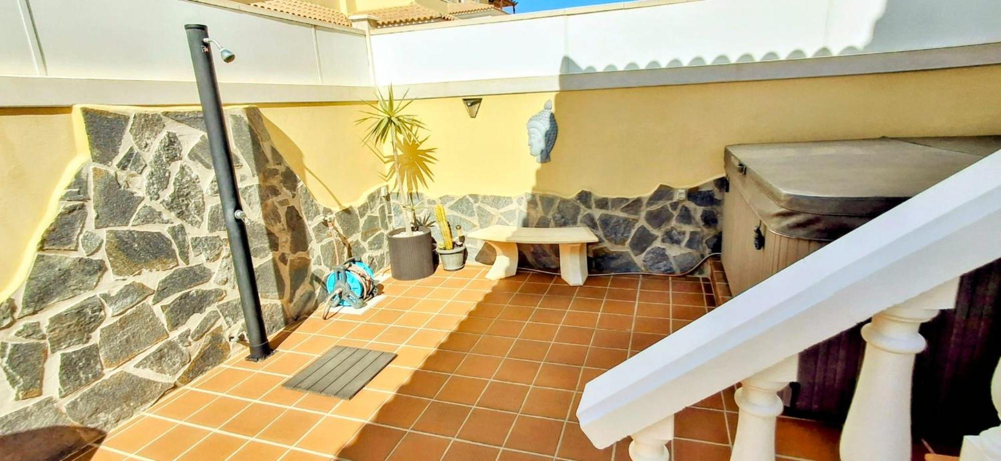 Serene Oasis: Private Pool With Hot Tub And Modern Comforts *