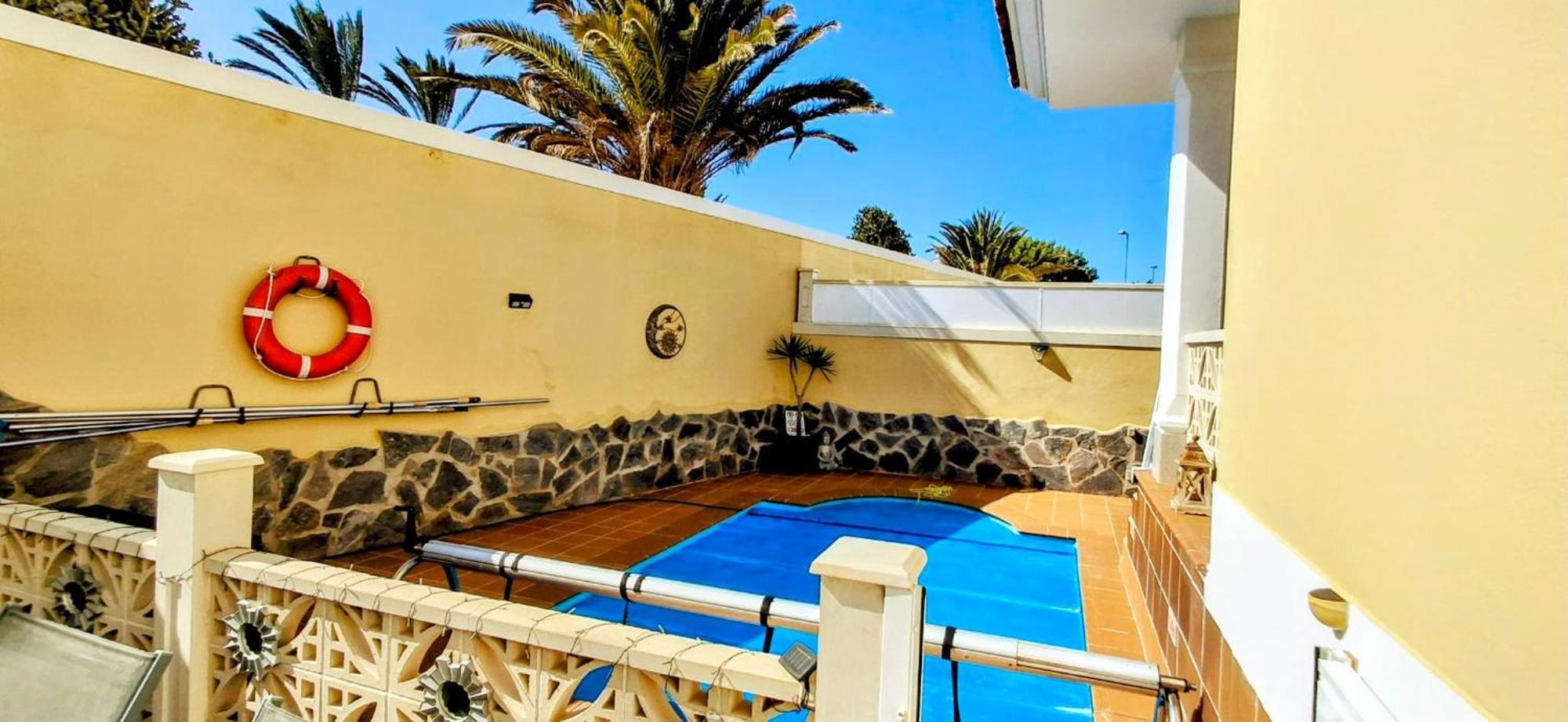 Serene Oasis: Private Pool With Hot Tub And Modern Comforts Corralejo