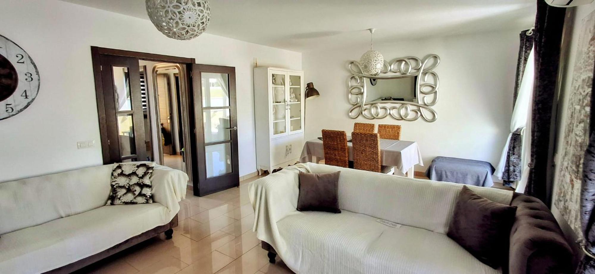 Serene Oasis: Private Pool With Hot Tub And Modern Comforts Villa *
