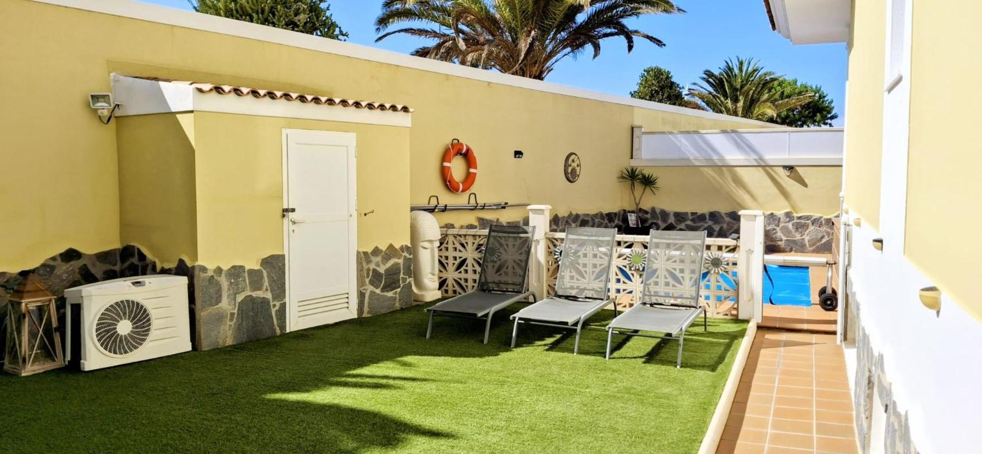 Serene Oasis: Private Pool With Hot Tub And Modern Comforts Villa Corralejo