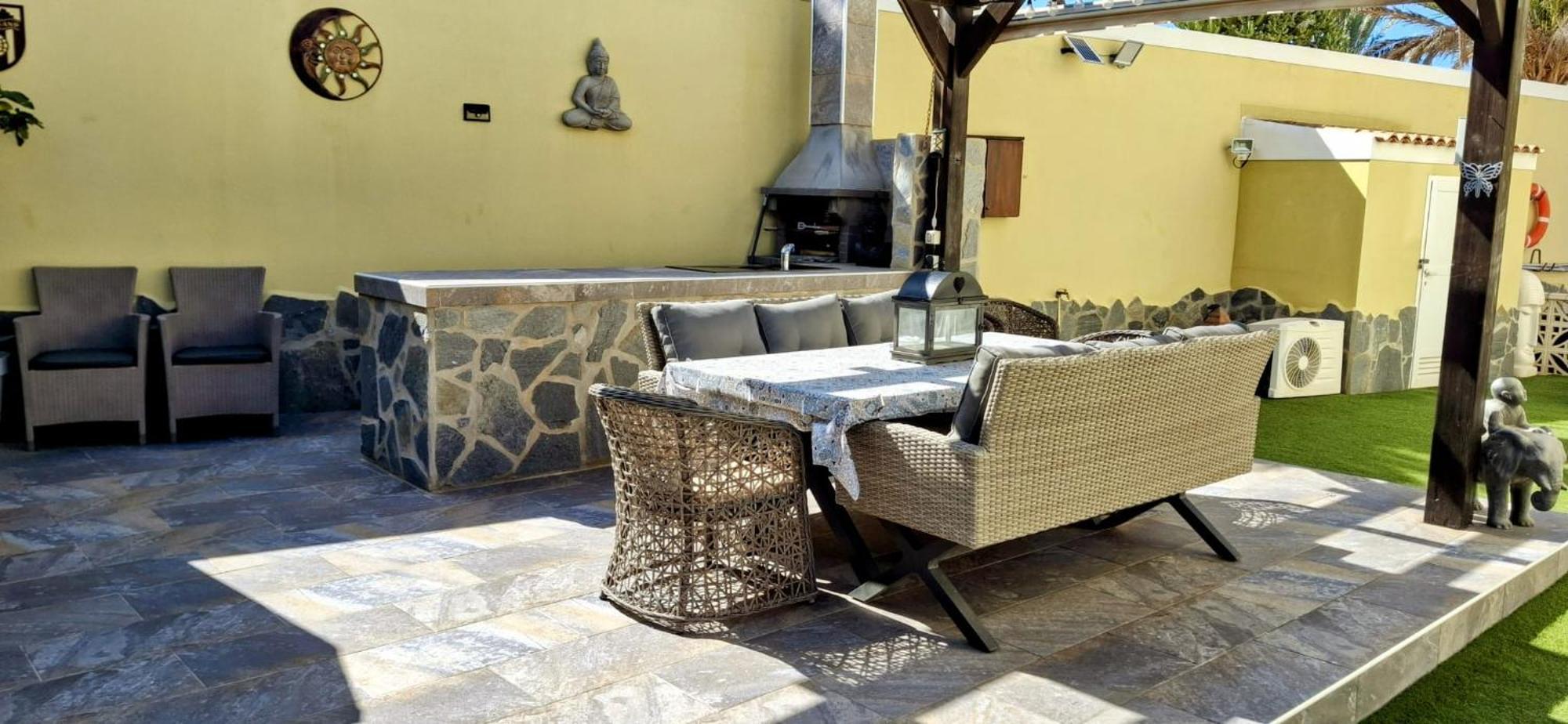 Serene Oasis: Private Pool With Hot Tub And Modern Comforts *