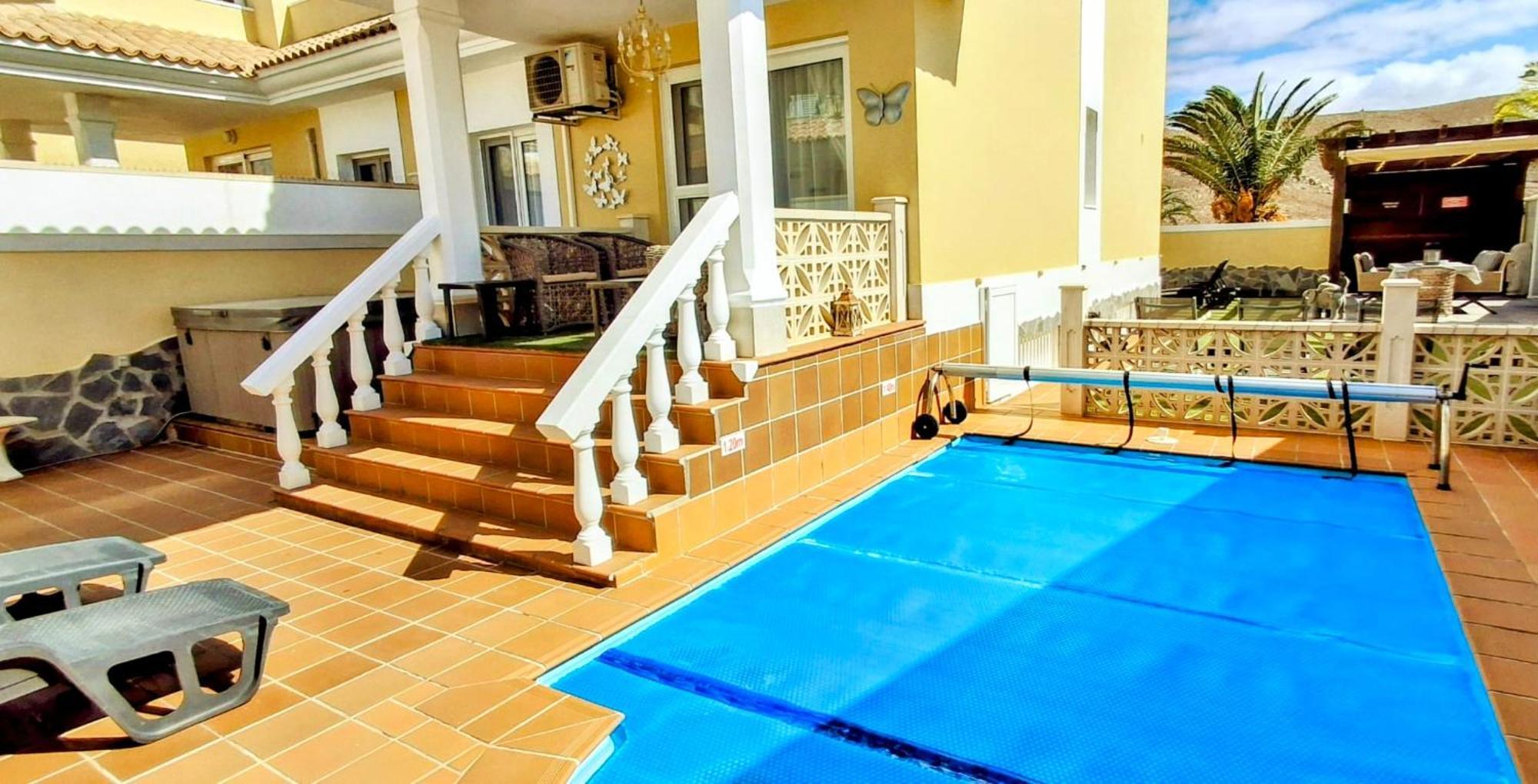 Serene Oasis: Private Pool With Hot Tub And Modern Comforts Corralejo