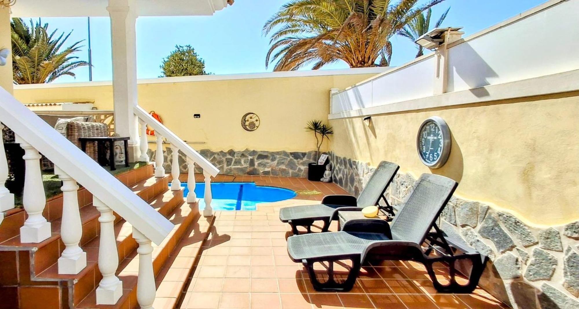 Serene Oasis: Private Pool With Hot Tub And Modern Comforts Villa *