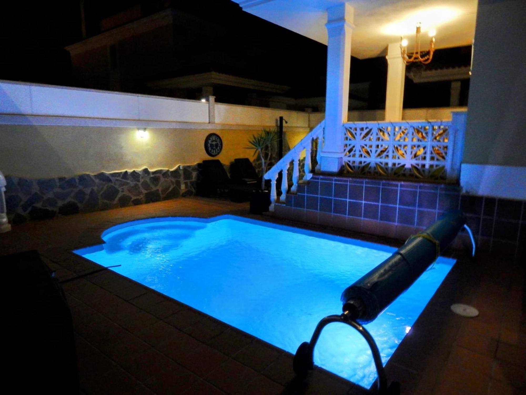 Serene Oasis: Private Pool With Hot Tub And Modern Comforts Corralejo