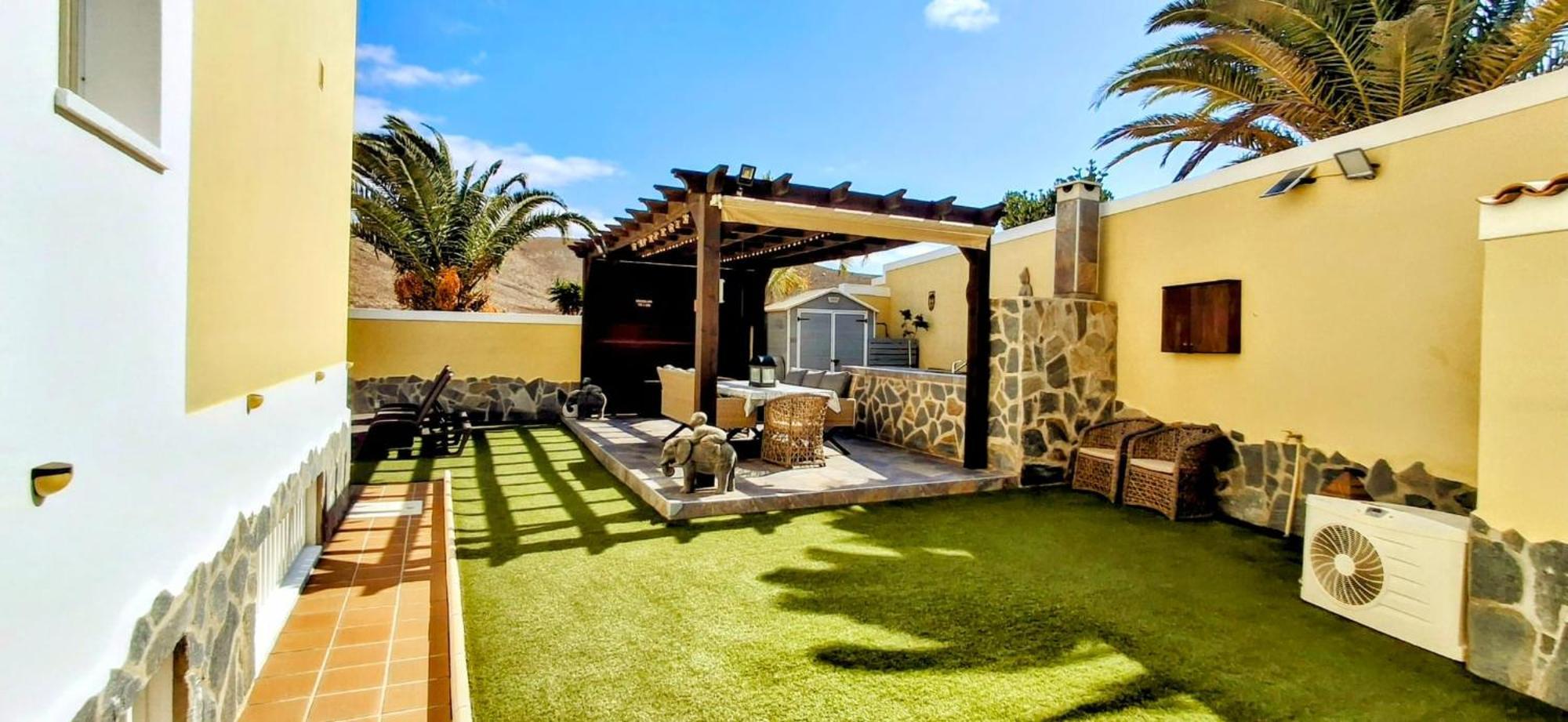 Serene Oasis: Private Pool With Hot Tub And Modern Comforts Villa