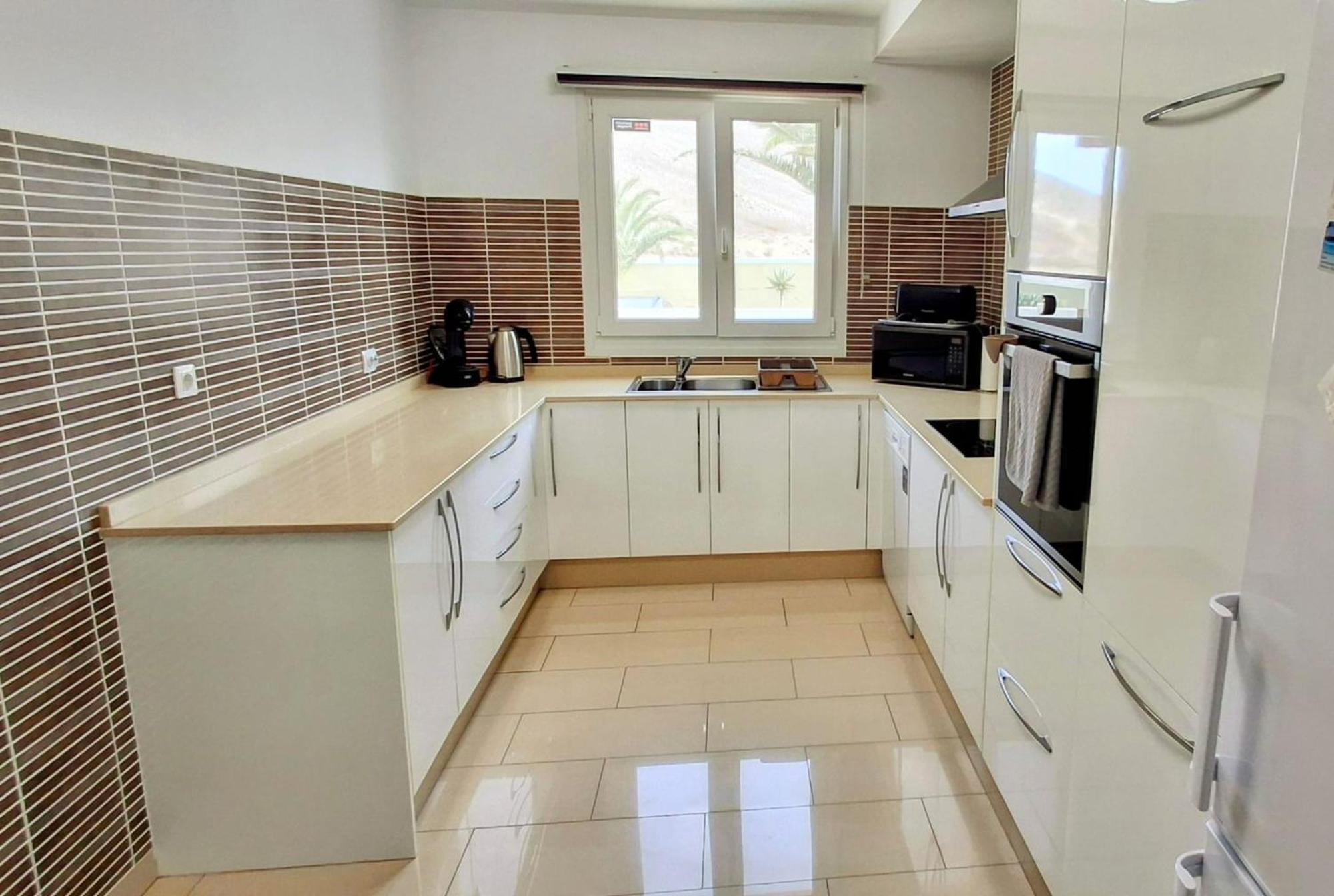 Villa Serene Oasis: Private Pool With Hot Tub And Modern Comforts Corralejo