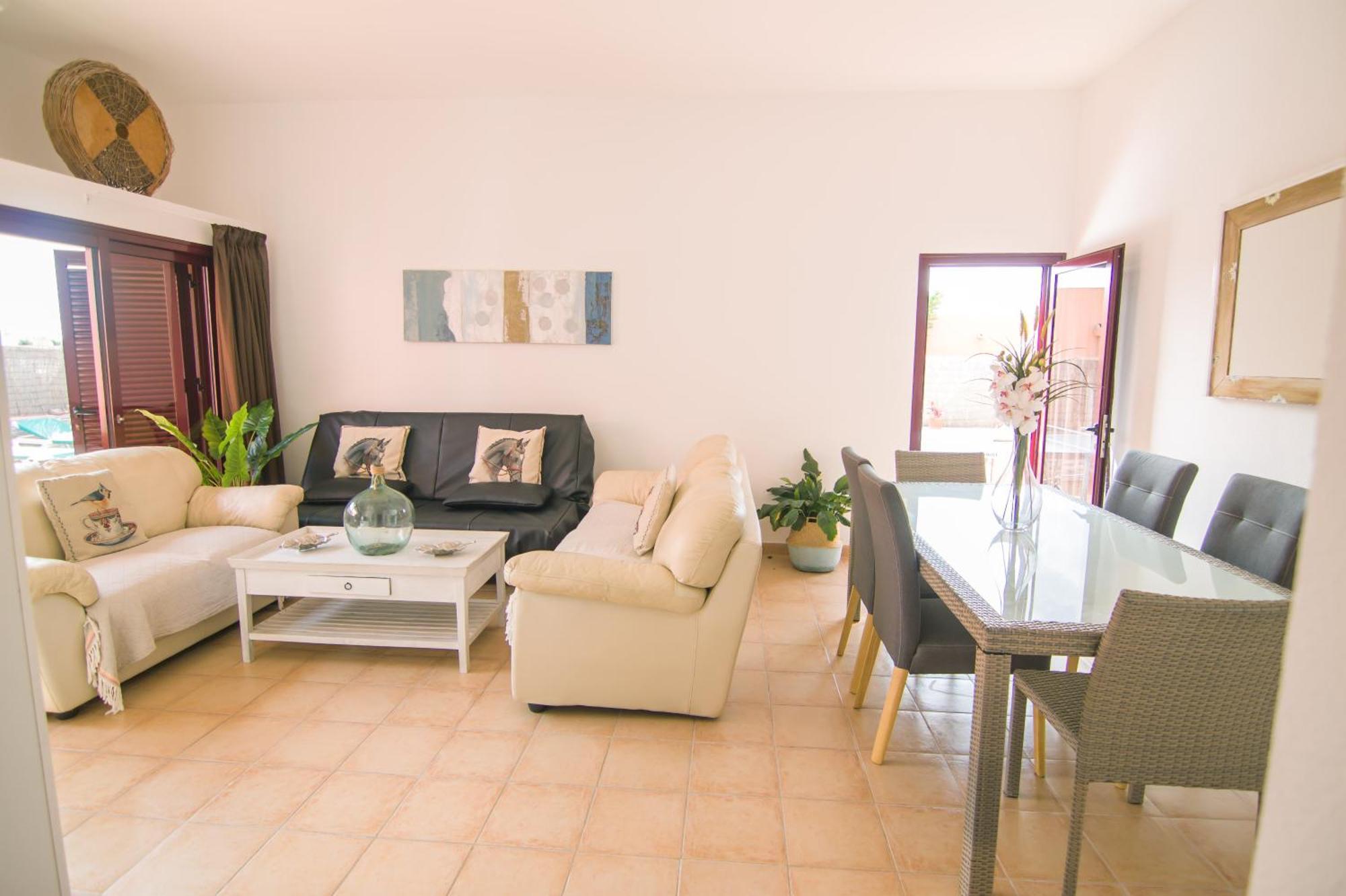 Anju De Tres Con Piscina Villa