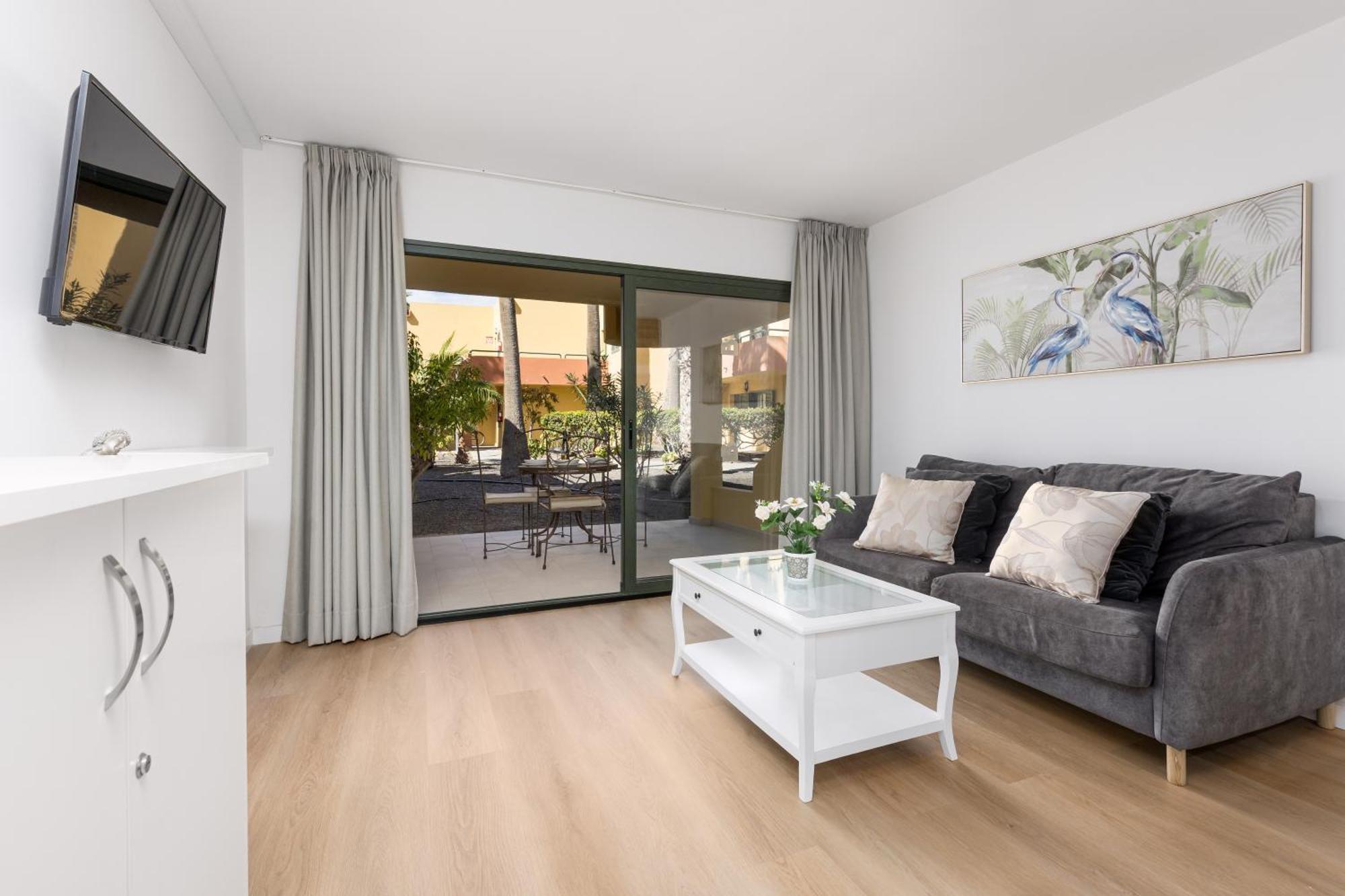 Home2book Pool & Tennis Court Cozy Apt, *