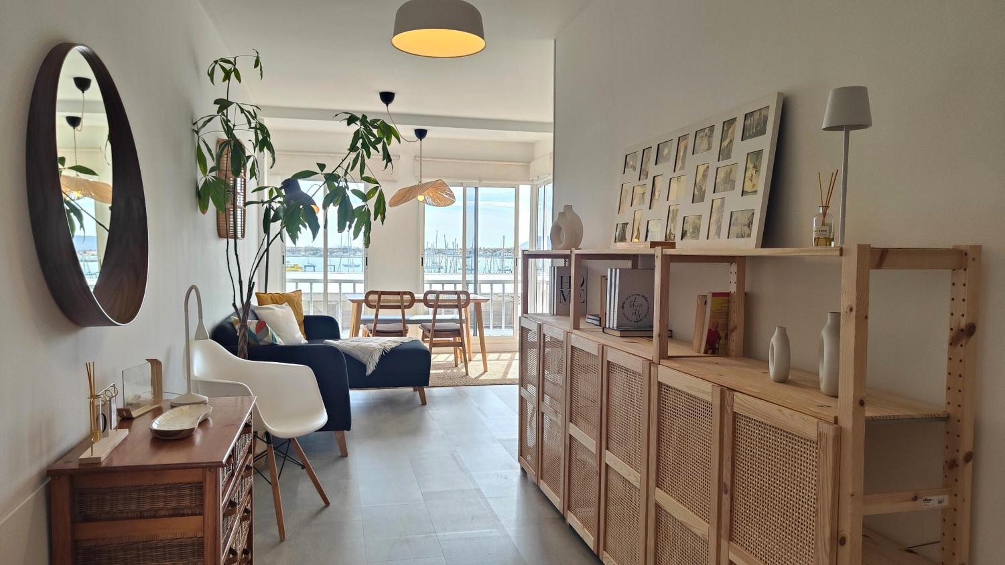 Arena Home, Chic & Sea View Apartment