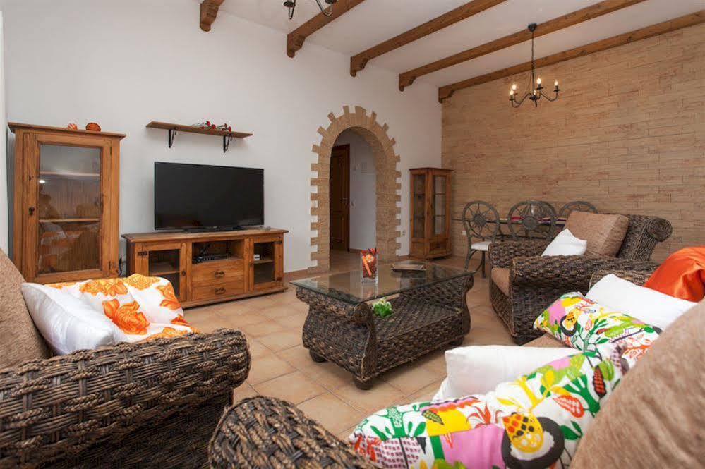 Luz Villa *