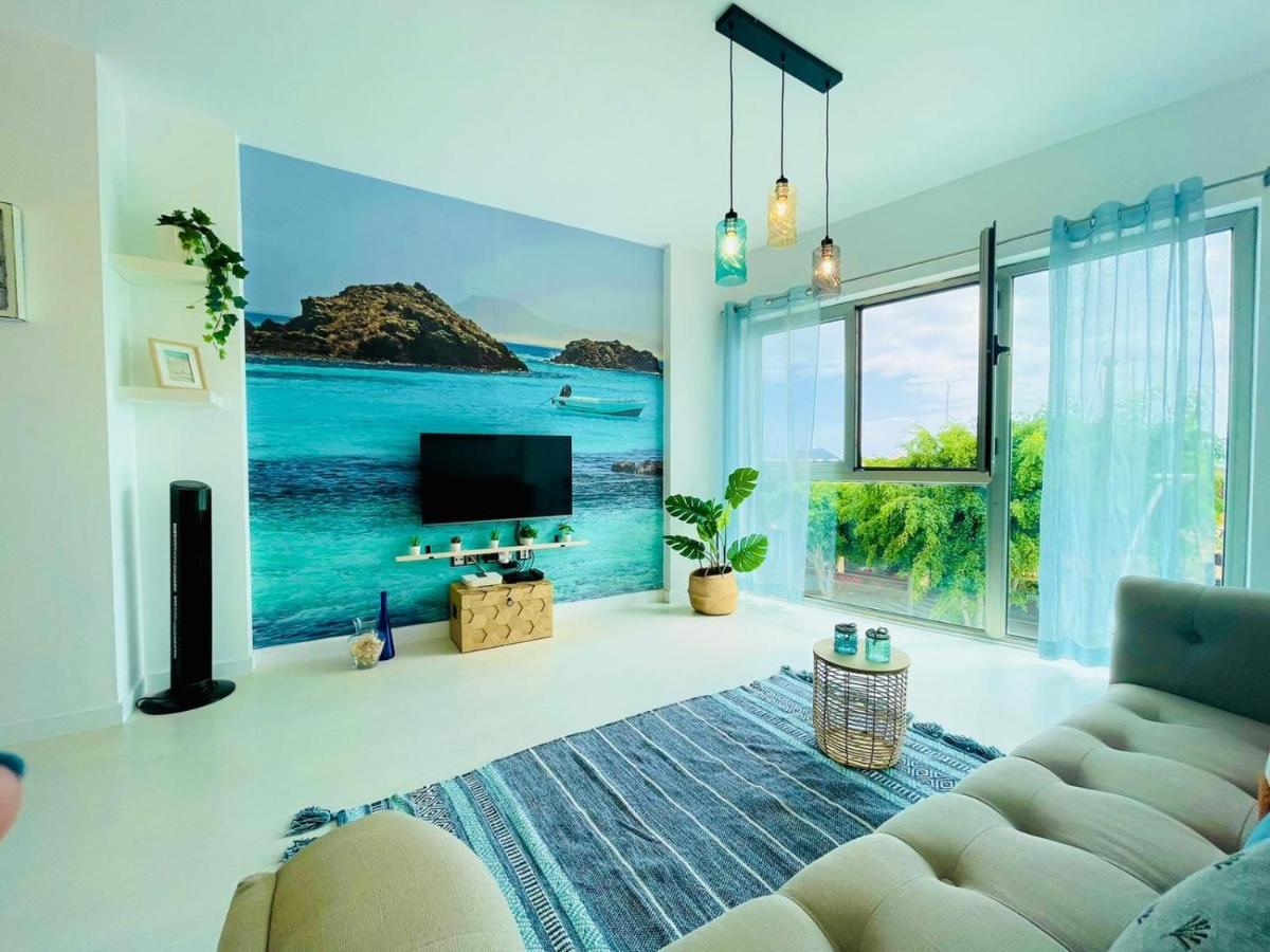 Sea View Apartment *