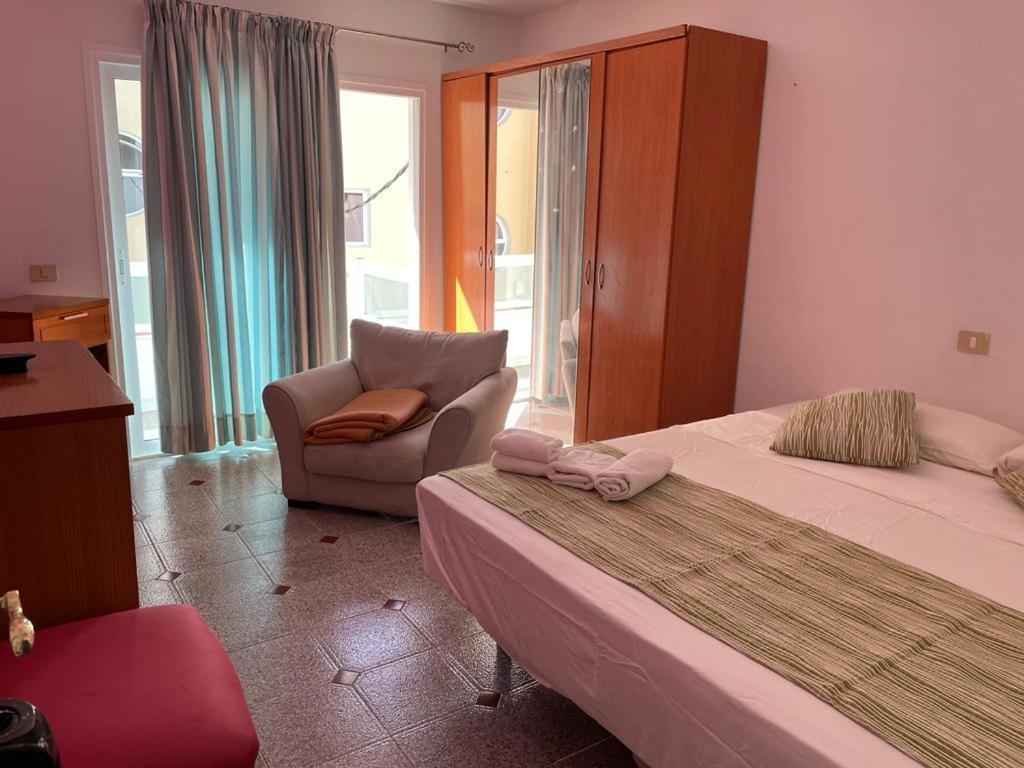 Habitacion, Cocina, Terraza Y Patio Compartir. Corralejo